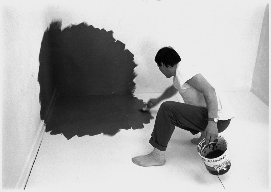 Antonio Scaccabarozzi al lavoro, Sion, 1988 Courtesy Archivio Antonio Scaccabarozzi