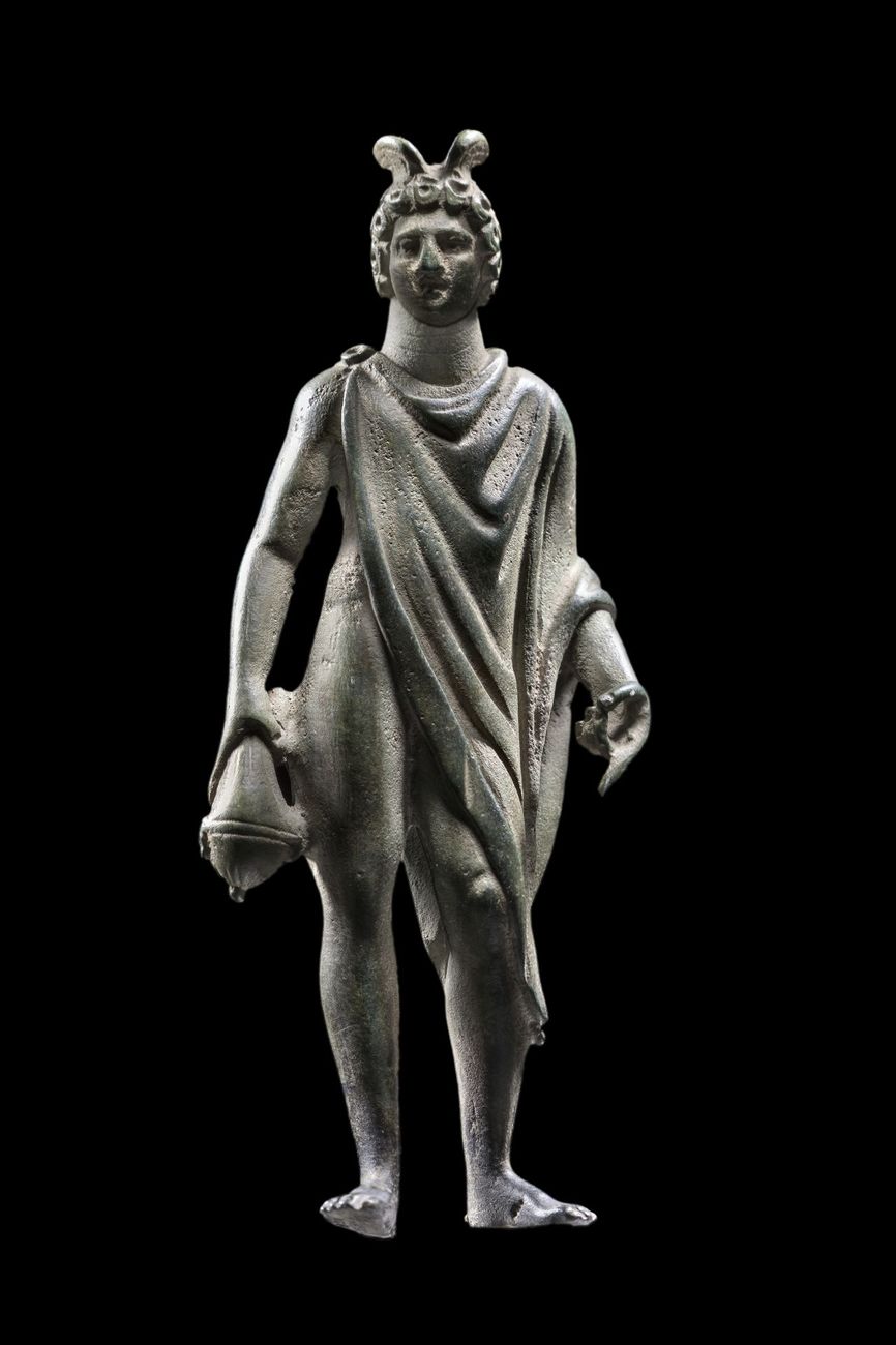 Bronzetto di divinità romane protettrici della casa o dei crocicchi, dal reggiano. Photo Carlo Vannini