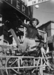 Carlo Mollino, Troupe acrobatica in Piazza Vittorio Veneto a Torino, 1934 ca. Politecnico di Torino, sezione Archivi biblioteca Roberto Gabetti, Fondo Carlo Mollino