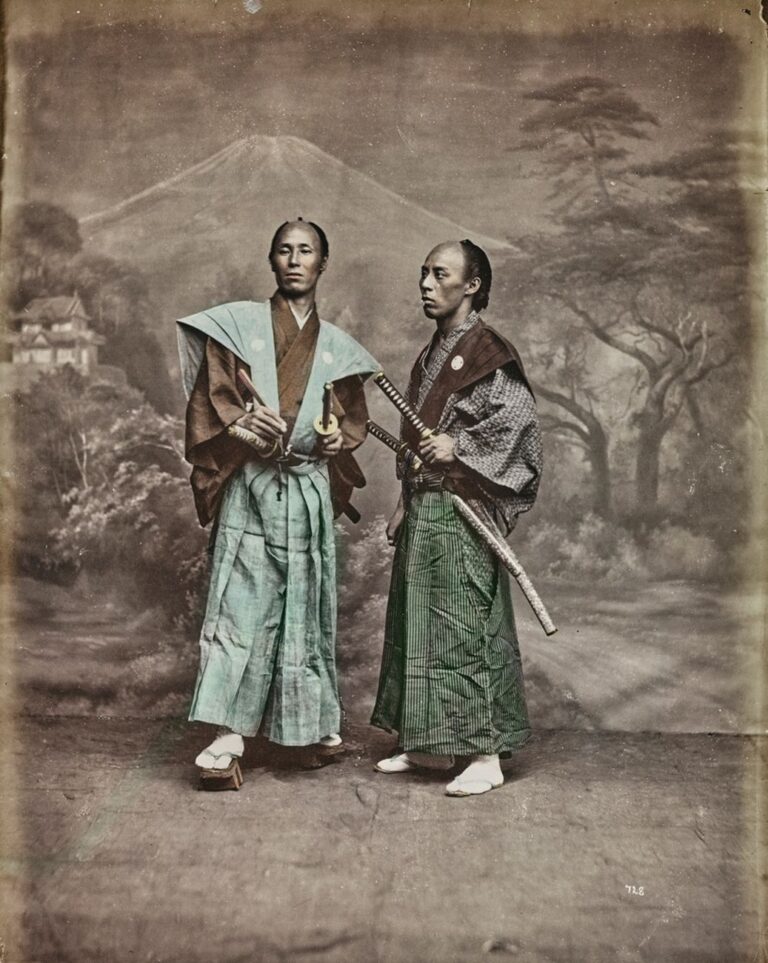 Due samurai riconoscibili dalla doppia spada al fianco, 1870-1880, stampa all’albumina dipinta a mano, © Archivi Alinari, Firenze