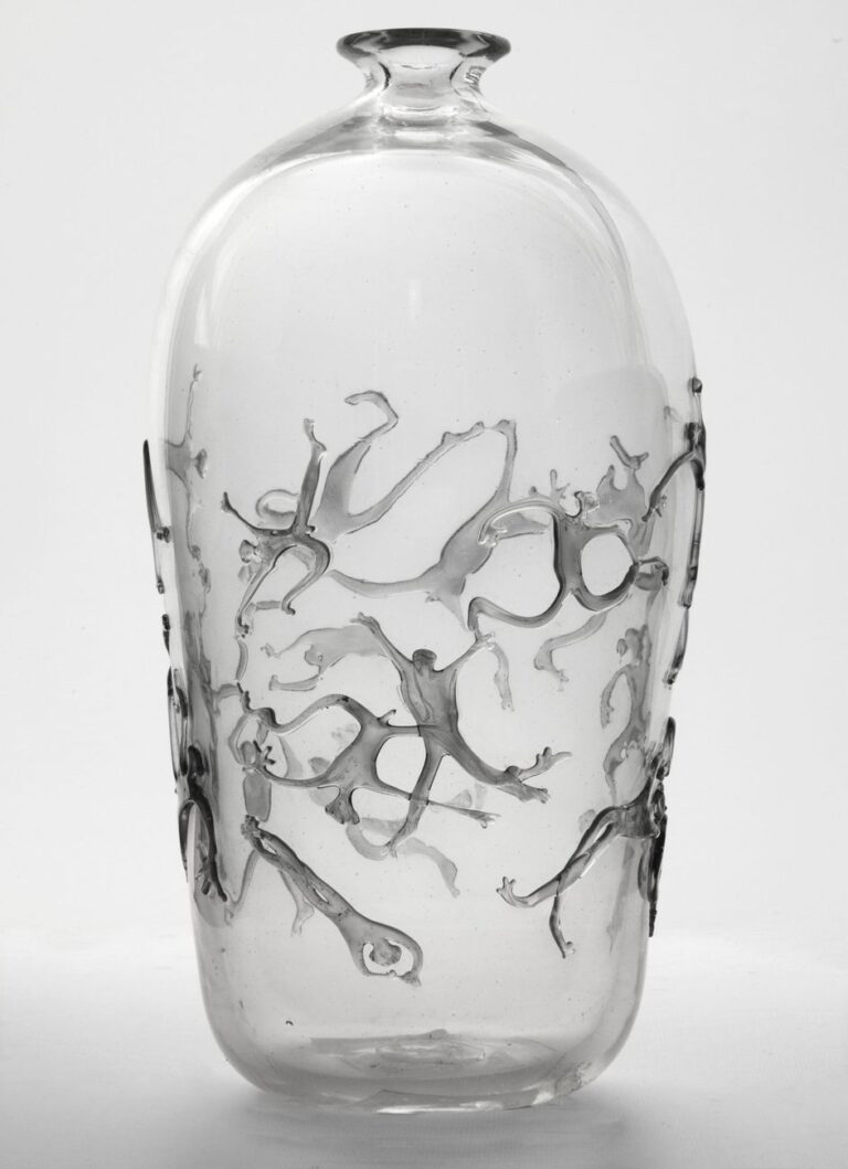 Emilio Santini, Gioventù, 1981. Vaso di vetro soffiato a mano libera, 28 x 15 cm. MUVE, Ca’ Pesaro – Galleria Internazionale d’Arte Moderna. Courtesy MUVE, Venezia