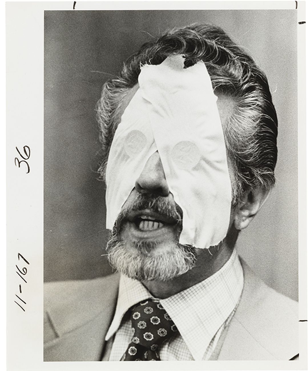 Fotografia del dottor R. L. Noran, professionista di percezioni extrasensoriali, con due monete da mezzo dollaro incollate sugli occhi con il nastro adesivo, 1978 ca. Collezione Tony Oursler
