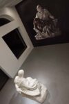 Fabio Viale Lucky Hei Galleria Poggiali Milano 2018. Foto Michele Alberto Sereni La Pietà di Fabio Viale a Milano. Storia dell'arte, racconto evangelico e riflessioni sui migranti