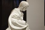 Fabio Viale Pietà senza Cristo 2018 dettaglio Galleria Poggiali Milano. Foto Michele Alberto Sereni La Pietà di Fabio Viale a Milano. Storia dell'arte, racconto evangelico e riflessioni sui migranti
