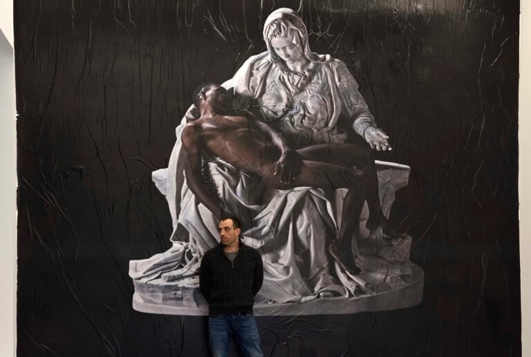 Fabio Viale dinanzi alla sua opera Lucky Hei 2017 La Pietà di Fabio Viale a Milano. Storia dell'arte, racconto evangelico e riflessioni sui migranti