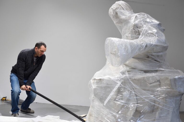 Fabio Viale durante lallestimento della mostra Lucky Hei alla galleria Poggiali di Milano 2018 La Pietà di Fabio Viale a Milano. Storia dell'arte, racconto evangelico e riflessioni sui migranti