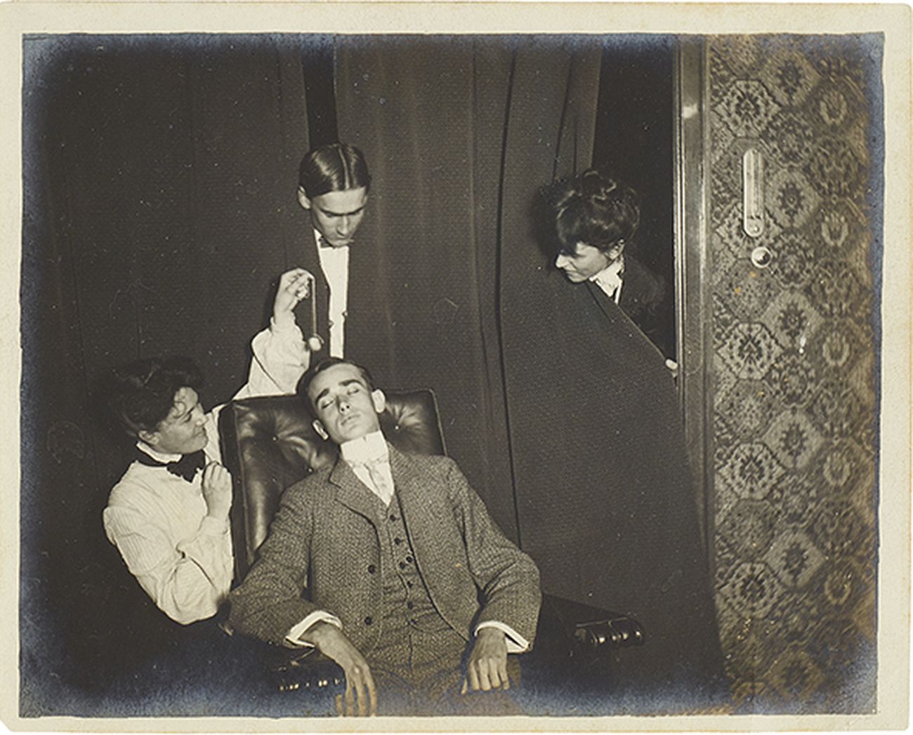 Fotografia di un uomo in stato di ipnosi, 1903. Collezione Tony Oursler