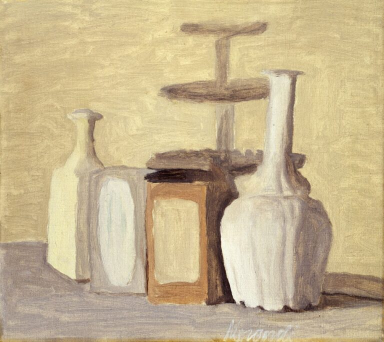 Giorgio Morandi, Vasi e bottiglie, 1948. Olio su tela, 35,4 x 40,5 cm. MUVE, Ca’ Pesaro – Galleria Internazionale d’Arte Moderna. Courtesy MUVE, Venezia