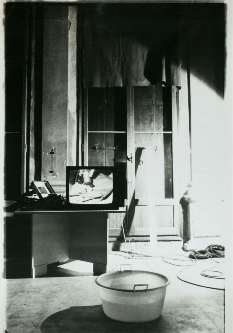 Giuseppe Chiari, L'acqua con tre specchi, 1979