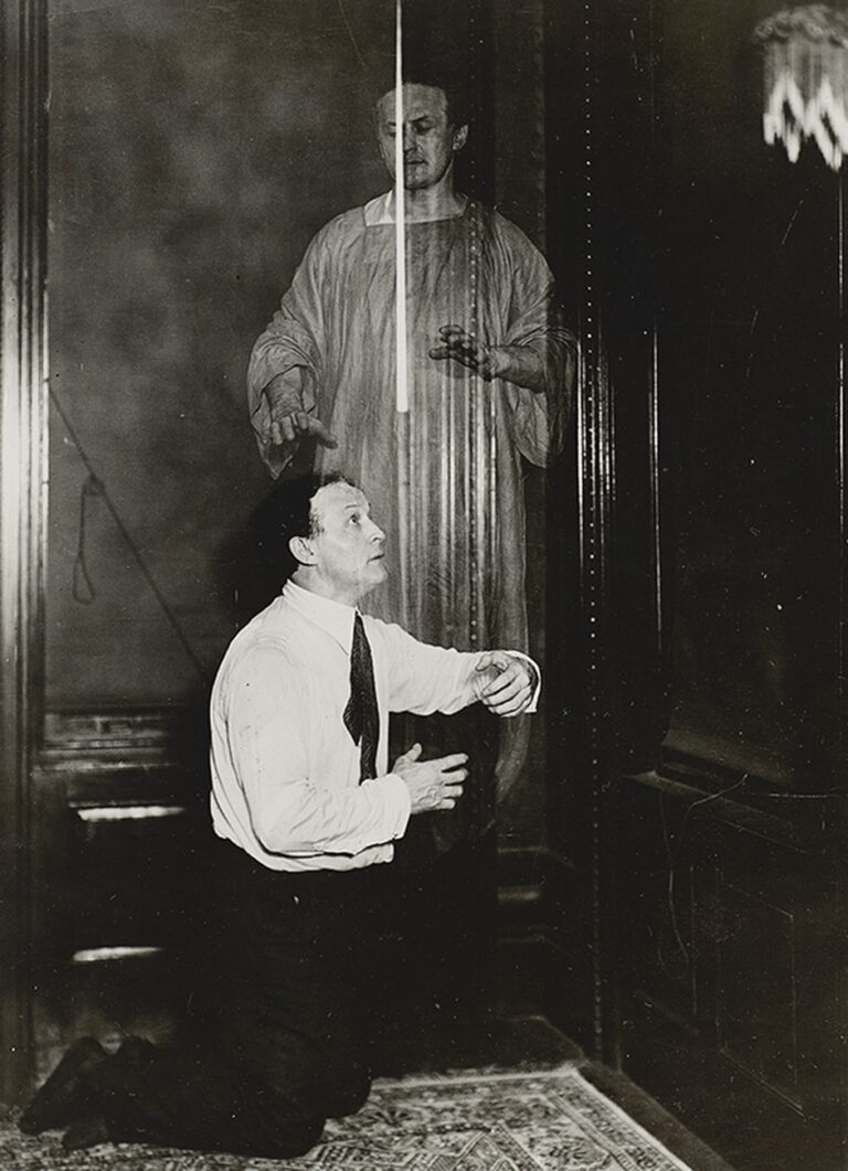 Houdini in una fotografia di finti spiriti, scattata per dimostrare il metodo di doppia esposizione che sta dietro ai fenomeni delle fotografie spiritiche, 1920 ca. Collezione Tony Oursler