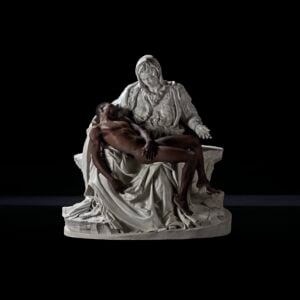 La Pietà di Fabio Viale a Milano. Storia dell’arte, racconto evangelico e riflessioni sui migranti