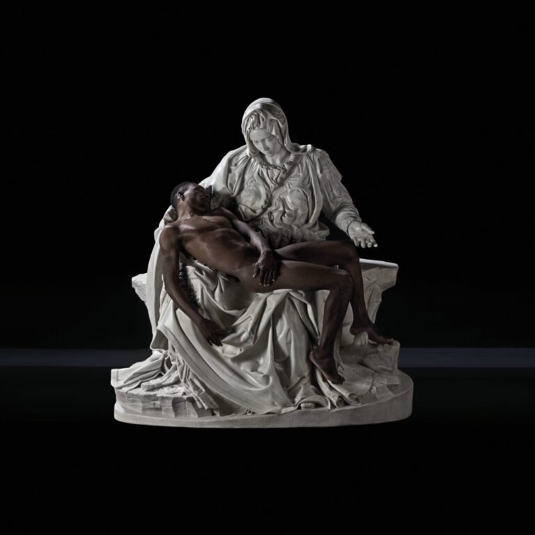 La Pietà di Fabio Viale a Milano. Storia dell’arte, racconto evangelico e riflessioni sui migranti