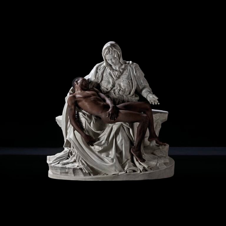 La Pietà di Fabio Viale a Milano. Storia dell’arte, racconto evangelico e riflessioni sui migranti