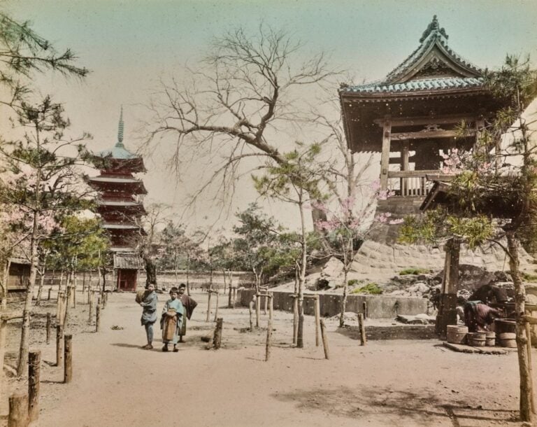 Il parco di Ueno, Tokyo, Giappone. 1870-1880, stampa all’albumina dipinta a mano, © Archivi Alinari, Firenze