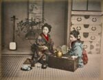 Kusakabe Kimbei, Due donne giapponesi mentre prendono il tè. 1890-1900, stampa all’albumina dipinta a mano, © Archivi Alinari, Firenze