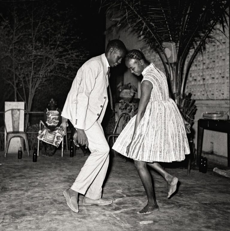 Malick Sidibé, Nuit de Noël, 1963. Collection Fondation Cartier pour l’art contemporain, Paris © Malick Sidibé