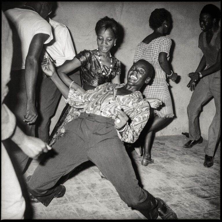 Malick Sidibé, Regardez-moi!, 1962. Collection Fondation Cartier pour l’art contemporain, Paris © Malick Sidibé