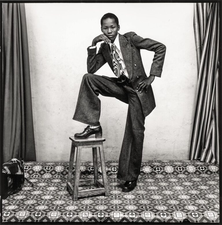 Malick Sidibé, Un jeune gentleman, 1978. Courtesy Galerie MAGNIN A, Paris © Malick Sidibé