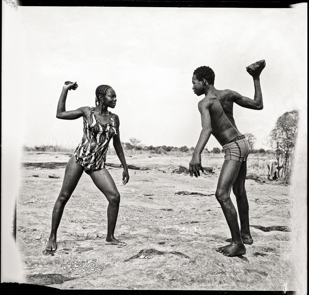 Malick Sidibé, Combat des amis avec pierres au bord du Niger, 1976. Collection Fondation Cartier pour l’art contemporain, Paris © Malick Sidibé
