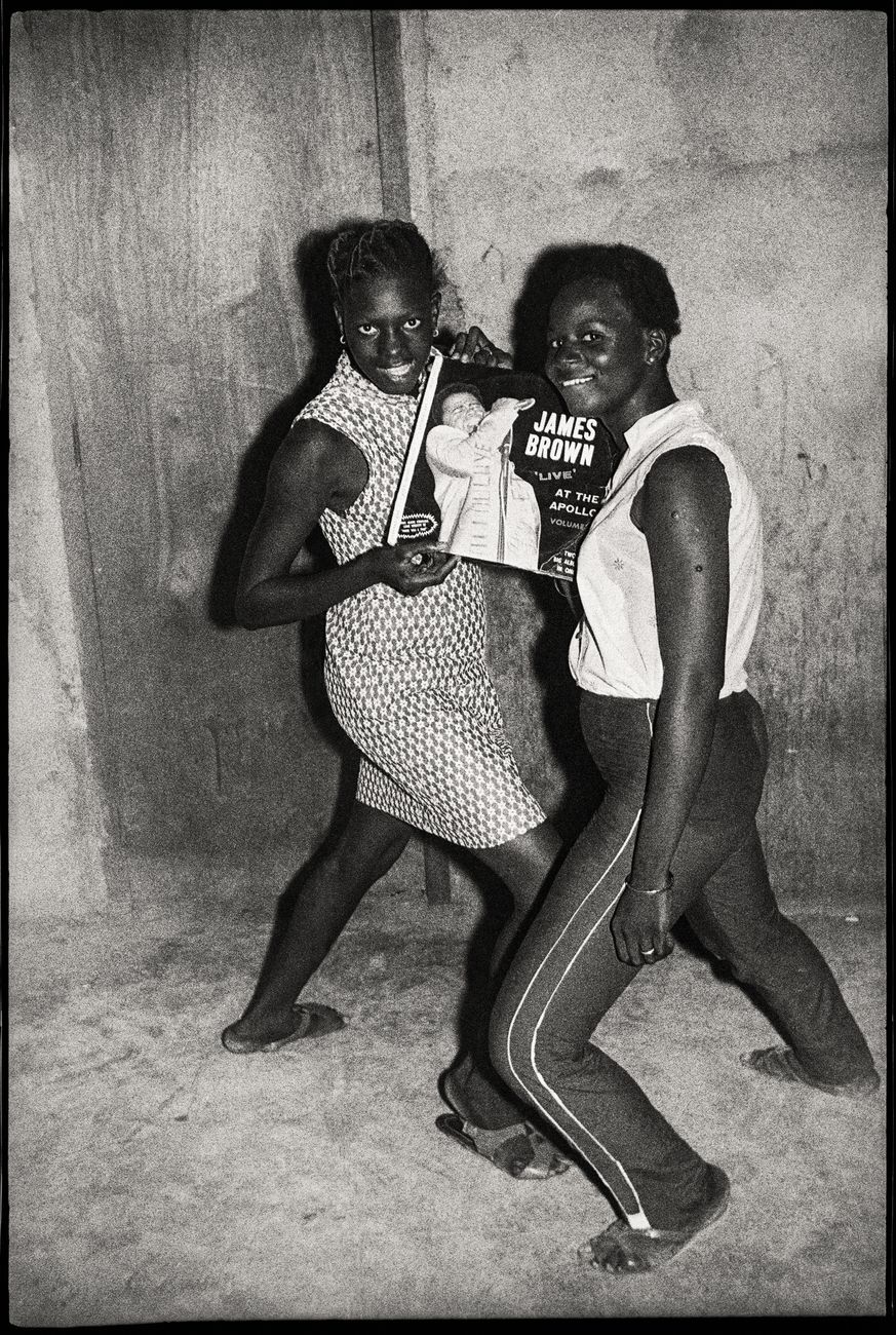 Malick Sidibé, Fans de James Brown, 1965. Collection Fondation Cartier pour l’art contemporain, Paris © Malick Sidibé