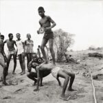 Malick Sidibé, Pique nique à la Chaussée, 1972. Collection Fondation Cartier pour l’art contemporain, Paris © Malick Sidibé