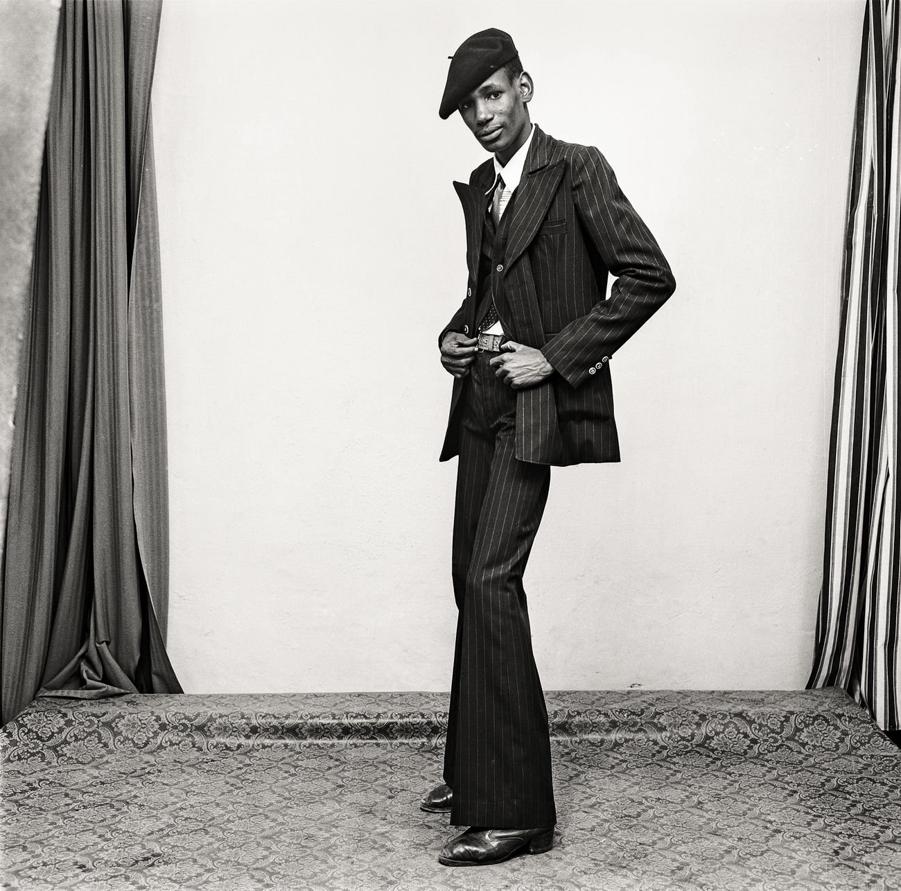 Malick Sidibé, Un gentleman en position, 1980. Courtesy Galerie MAGNIN A, Paris © Malick Sidibé