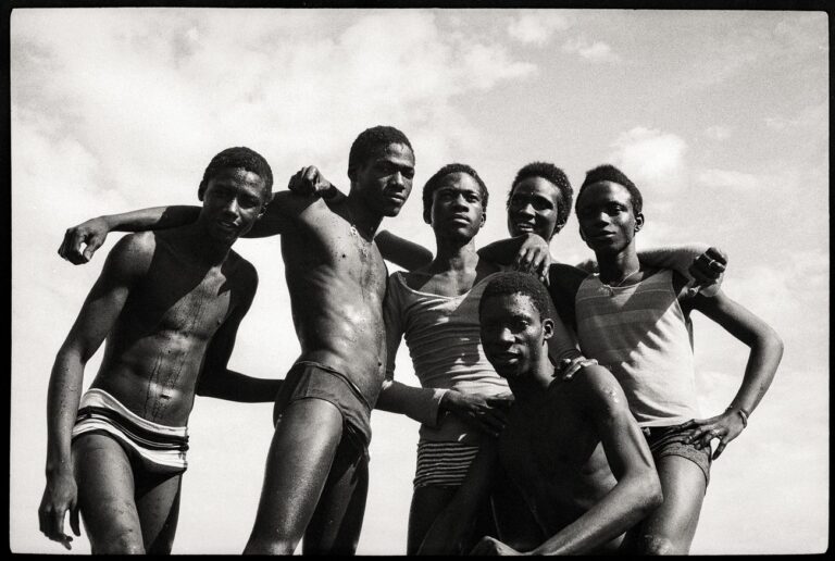 Malick Sidibé, À la plage, 1974. Courtesy galerie du jour agnès b. © Malick Sidibé