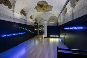 L’uso del neon nell’arte povera e concettuale. Una mostra a Torino