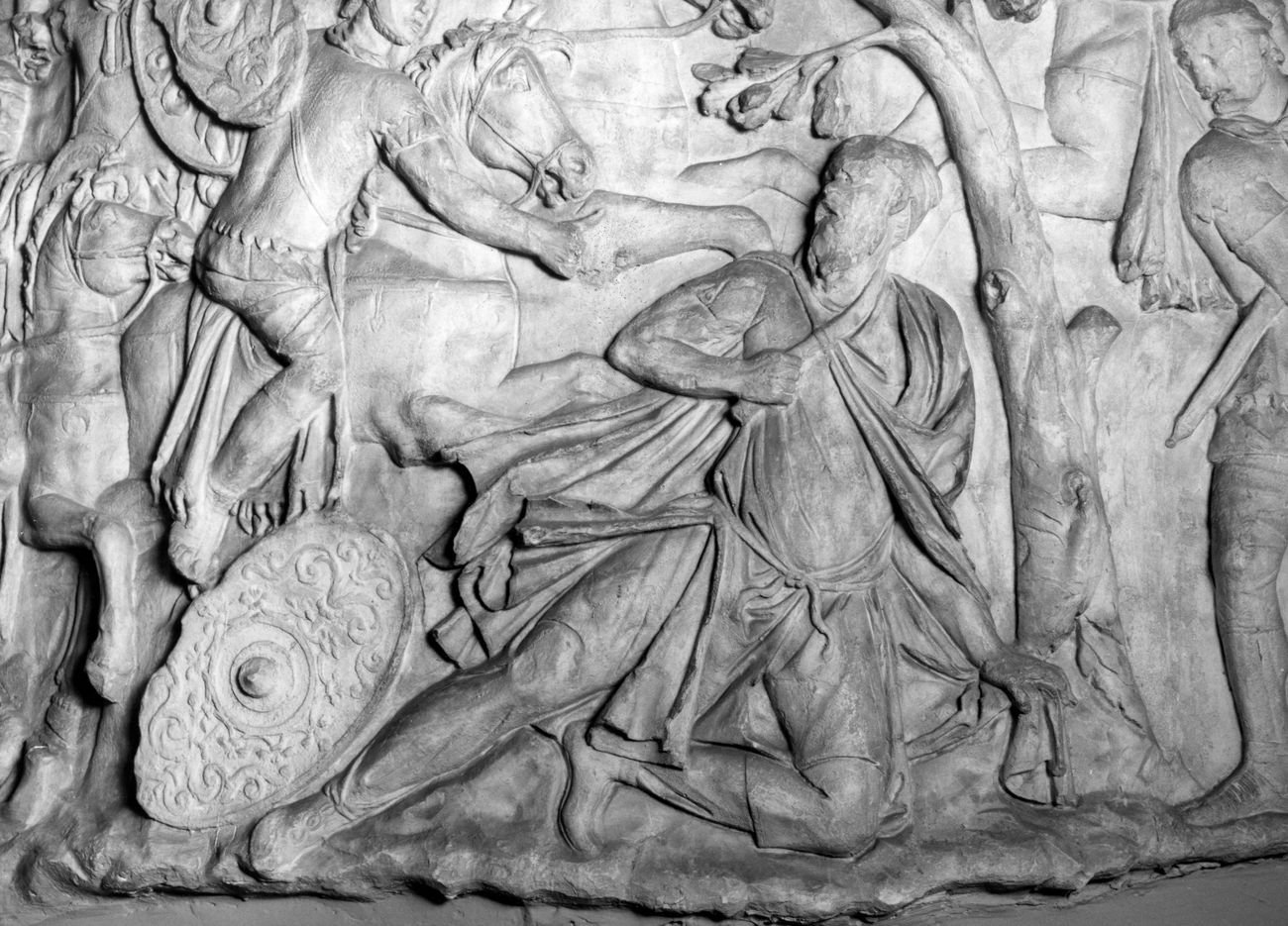 Particolare di un calco della colonna di Traiano con la scena del suicidio di Decebalo. Museo della Civiltà Romana. © Roma, Sovrintendenza Capitolina ai Beni Culturali