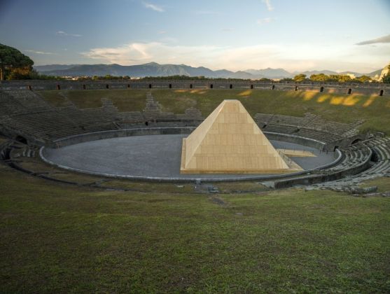 Pompei e l'Europa. 1748-1943. Anfiteatro di Pompei, 2015. Veduta dell'allestimento di Francesco Venezia