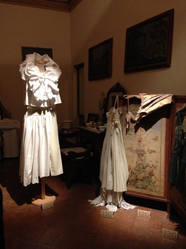 Ricerche di stile. Gli Archivi Mazzini a Palazzo Tozzoni. Sezione Le pieghe del tempo. Exhibition view, Imola 2018