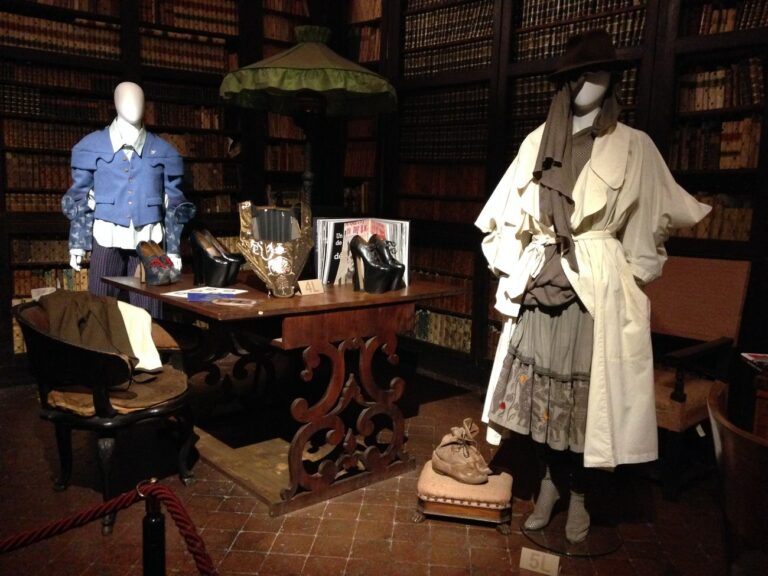 Ricerche di stile. Gli Archivi Mazzini a Palazzo Tozzoni. Sezione Le pieghe del tempo. Exhibition view, Imola 2018