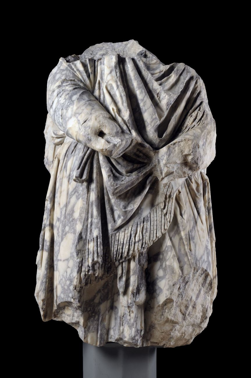 Statua frammentaria di dace in marmo pavonazzetto dal Foro di Traiano. Museo dei Fori Imperiali © Roma, Sovrintendenza Capitolina ai Beni Culturali