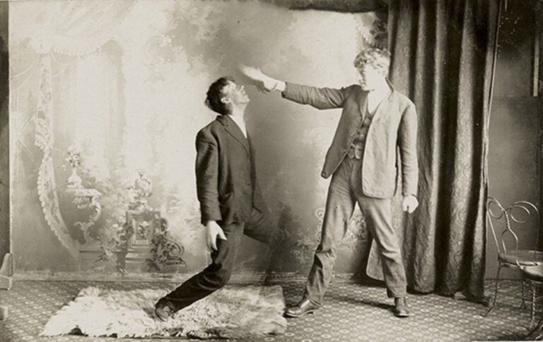Un uomo cerca di controllare il soggetto per mezzo dell’ipnosi, utilizzando lo stesso gesto di Mesmer per “controllare” il magnetismo animale del suo paziente, XIX sec. Collezione Tony Oursler
