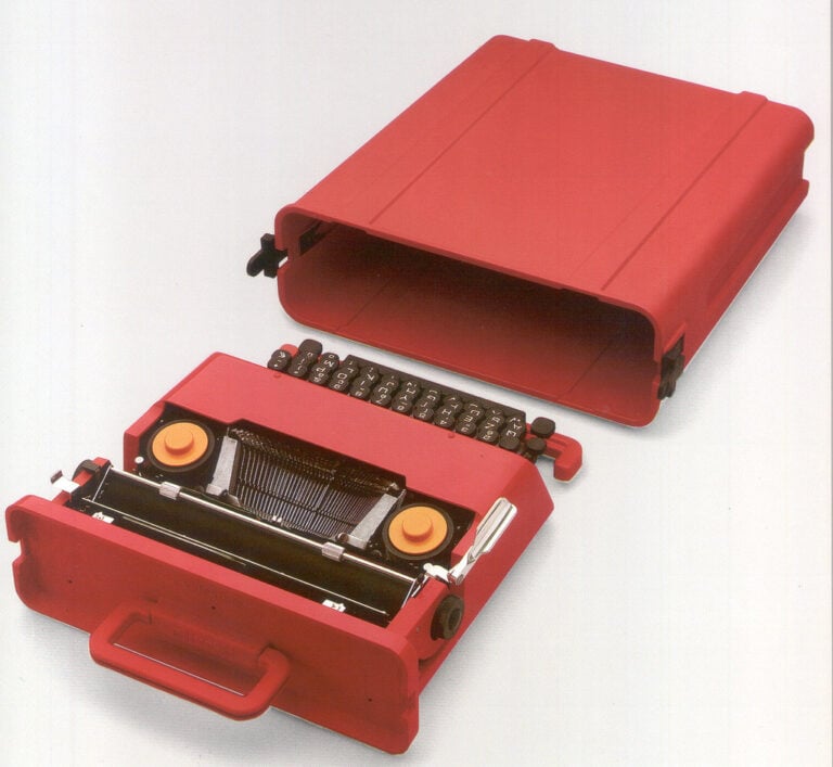 Valentine con valigetta_Macchina per scrivere manuale portatile 1969_Ettore Sottsass jr_Perry A King