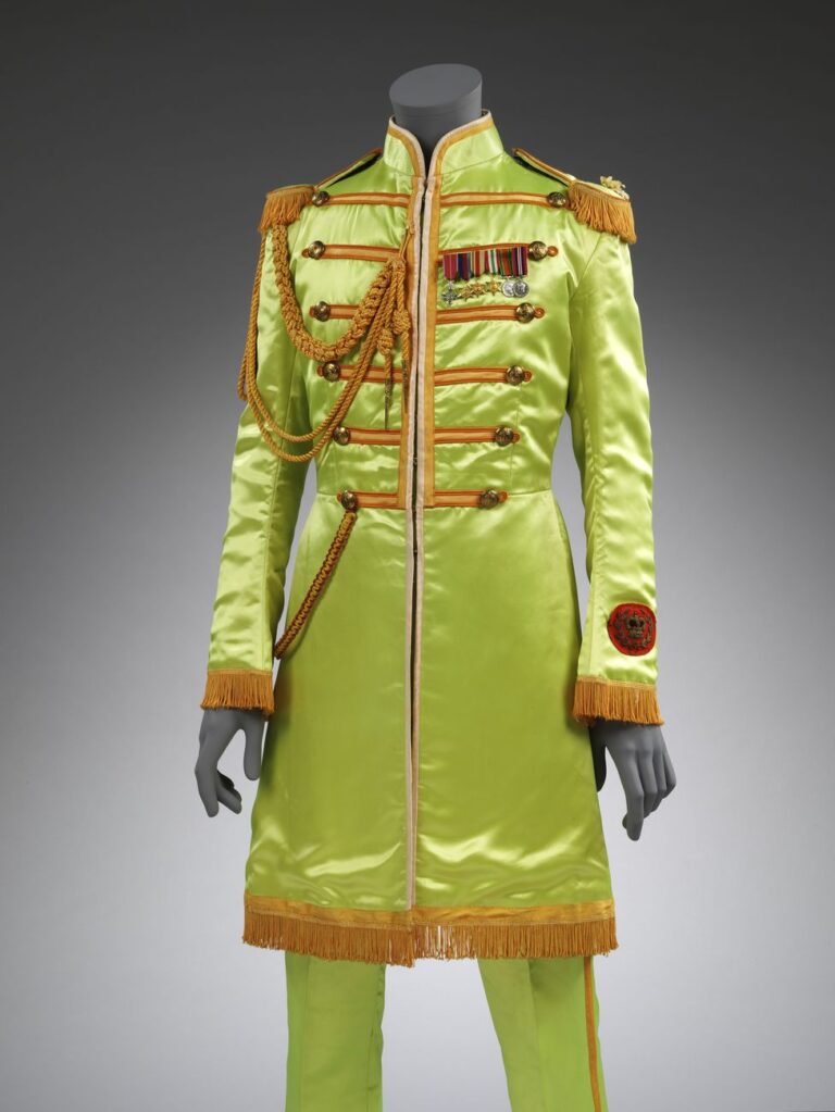 Abito di John Lennon per Sgt. Pepper, 1967 © Victoria and Albert Museum, riprodotto con il permesso di Yoko Ono Lennon