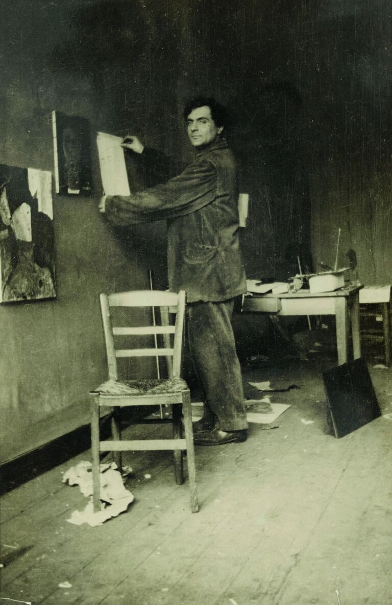Amedeo Modigliani nel suo studio. Photo Paul Guillaume, 1915 ca. © RMN Grand Palais (musée de l’Orangerie) I Archives Alain Bouret, image Dominique Couto