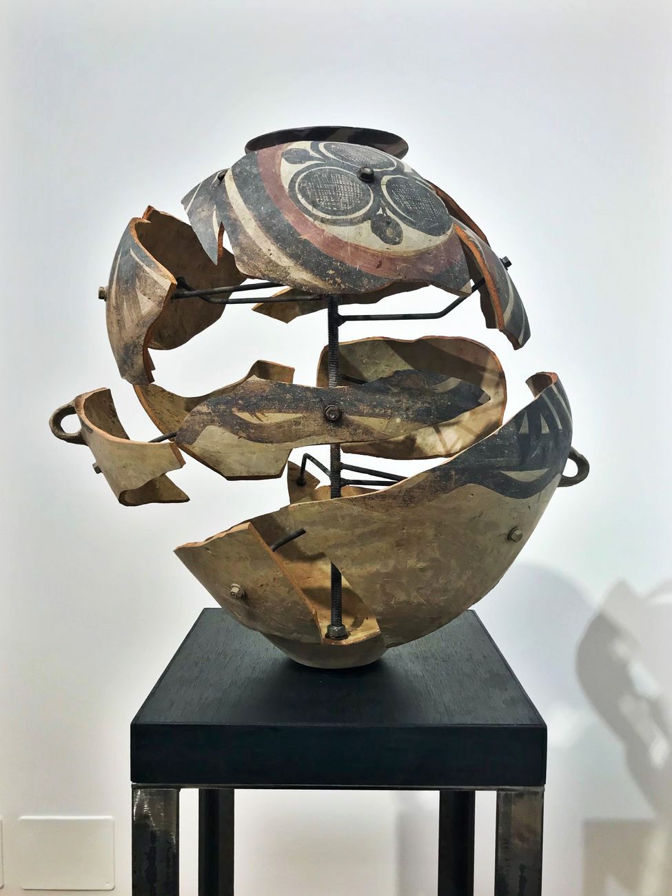 Bouke de Vries, Deconstructed neolothic jar, vaso neolitico di provenienza cinese in terracotta, 2017. Photo Giulia Kimberly Colombo