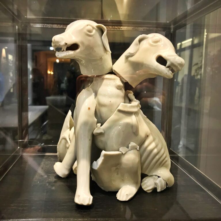 Bouke de Vries, Orthus, figurine di cani cinesi blanc de chine del XVIII secolo, 2017. Photo Giulia Kimberly Colombo