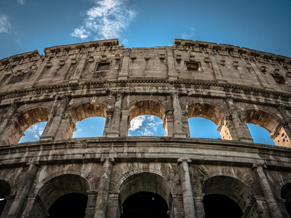 I sette cessi di Roma. Riparare una toilette, appenderci un quadro e farne un’impresa epica