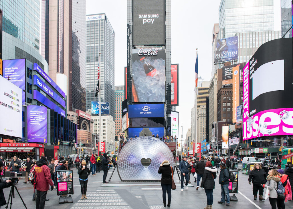 New York, tutti a Times Square per festeggiare San Valentino con un’opera da fotografare