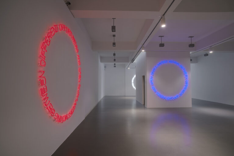 Maurizio Nannucci, galleria Nikolaus Ruzicska, exhibition view