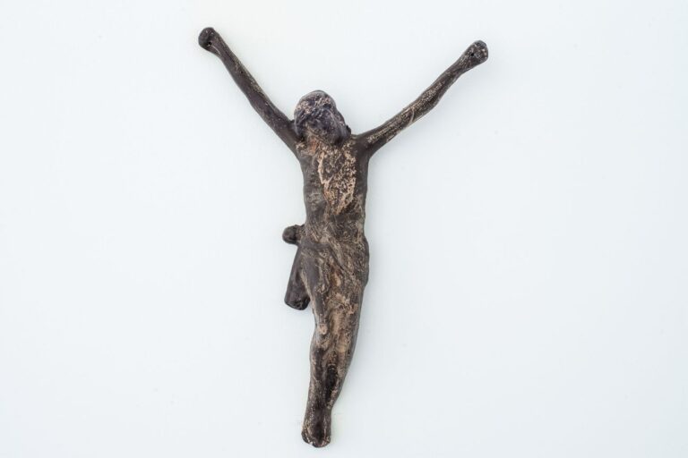 Eglė Rakauskaitė, Chocolate Crucifix, 1995-2017. Courtesy l’artista