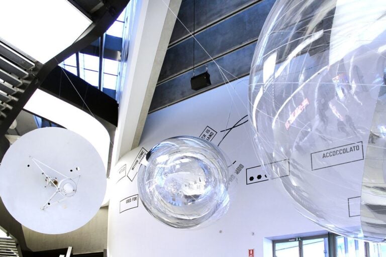 Gravity. Immaginare l’Universo dopo Einstein. Installation view at MAXXI, Roma 2017. Aeroke di Tomás Saraceno e Modello dell’Antenna Cassini. Photo Cecilia Fiorenza, courtesy Fondazione MAXXI