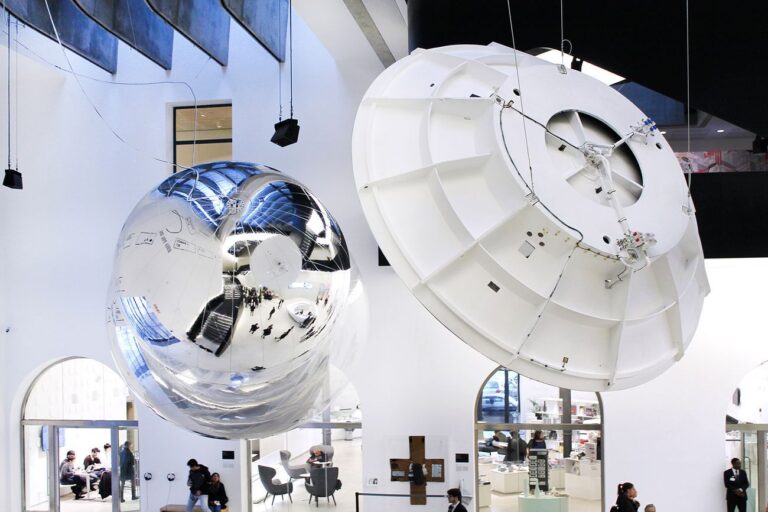 Gravity. Immaginare l’Universo dopo Einstein. Installation view at MAXXI, Roma 2017. Aeroke di Tomás Saraceno e Modello dell’Antenna Cassini. Photo Cecilia Fiorenza, courtesy Fondazione MAXXI