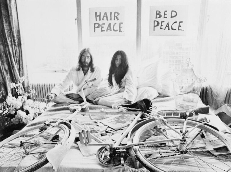 John Lennon e Yoko Ono a letto nella Presidential Suite dell’Amsterdam Hilton Hotel, 25 marzo 1969 © Bettmann