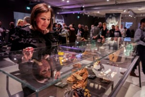 Heaven or Hell? Il Cube Design Museum di Kerkrade mette in mostra scarpe da sogno