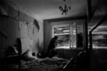 La battaglia per il controllo di Mostar è avvenuta di casa in casa, di stanza in stanza, tra vicini. Una camera da letto è diventata un campo di battaglia. Bosnia-Erzegovina, Mostar, 1993 © James Nachtwey/Contrasto