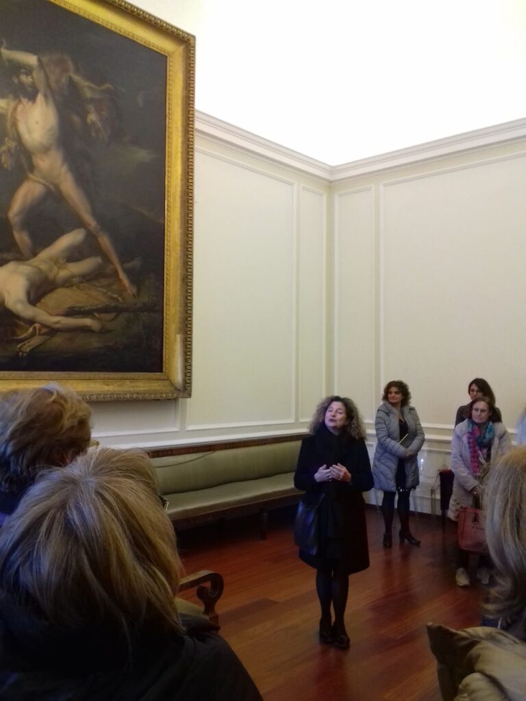 La soprintendente del Teatro San Carlo, Rosanna Purchia, mentre presenta il percorso del teatro, e alle sue spalle, la direttrice di Palazzo Reale Antonella Cucciniello