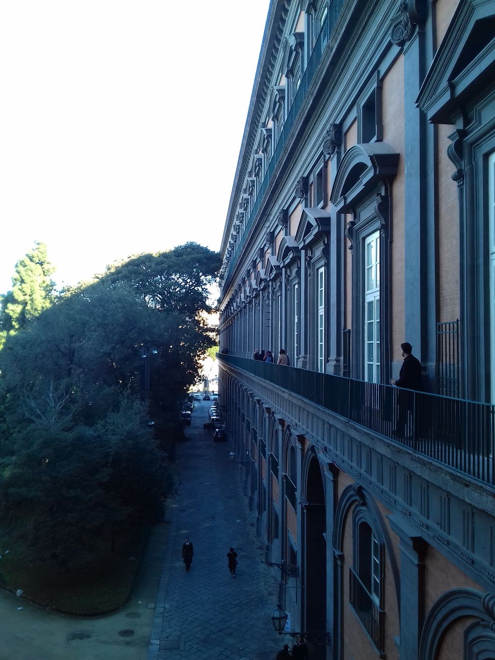 La stretta balconata che porta alla Biblioteca Nazionale Vittorio Emanuele III di Napoli
